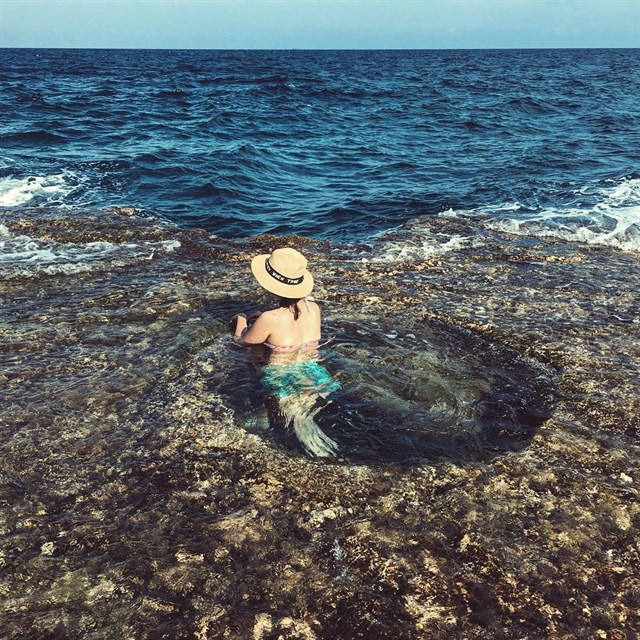 Còn gì thích hơn là cảm giác thể thả mình vào dòng nước trong xanh mát lạnh và lặn ngắm san hô thỏa thích.