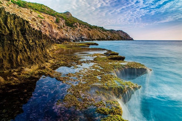 Nghiêng mình bên sườn núi Chúa và lòng đại dương bao la - Hang Rái (Ninh Thuận) mang vẻ đẹp của một nàng công chúa xinh đẹp ngủ trong rừng sâu.
