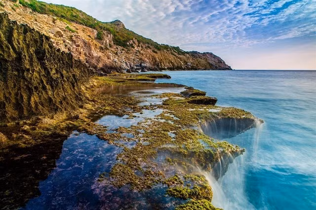 Nghiêng mình bên sườn núi Chúa và lòng đại dương bao la - Hang Rái (Ninh Thuận) mang vẻ đẹp của một nàng công chúa xinh đẹp ngủ trong rừng sâu.