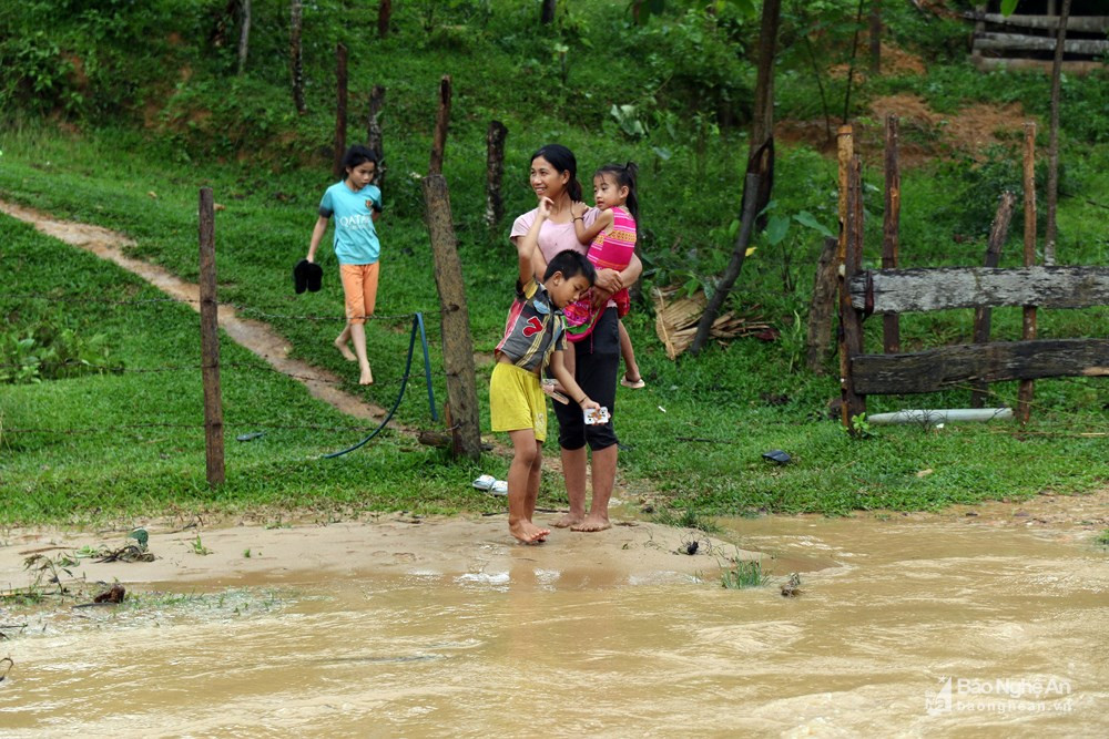 Cách đó 7km, dân bản Na Bón, xã Tiền Phong, huyện Quế Phong, nhiều người cũng đang chờ nước rút để về nhà. Ảnh: Đào Thọa