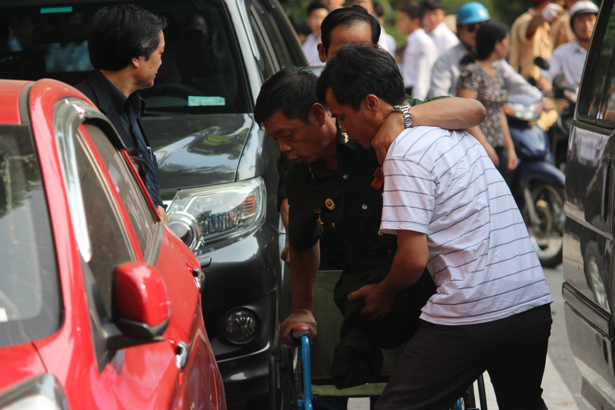 Di chuyển từ Trung tâm Điều dưỡng Thương binh Duy Tiên (Hà Nam) từ lúc 13h40, vừa đến trước cửa Nhà tang lễ số 5 Trần Thánh Tông cả 6 thương binh đại diện cho trung tâm này đều nghẹn ngào, xúc động.