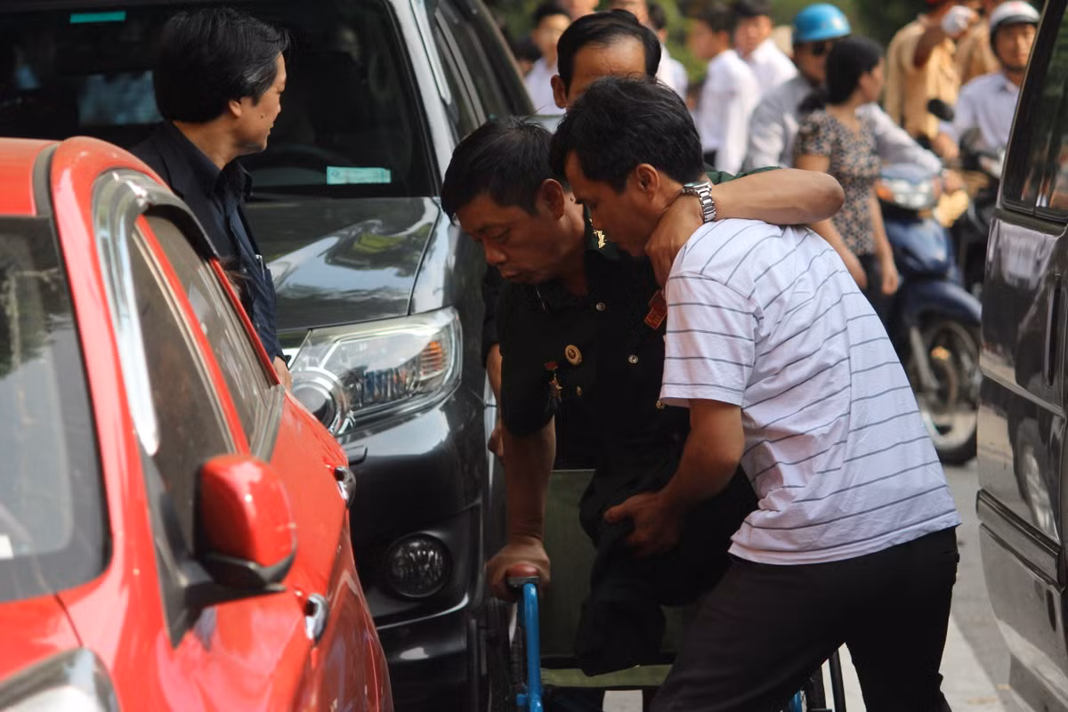 Di chuyển từ Trung tâm Điều dưỡng Thương binh Duy Tiên (Hà Nam) từ lúc 13h40, vừa đến trước cửa Nhà tang lễ số 5 Trần Thánh Tông cả 6 thương binh đại diện cho trung tâm này đều nghẹn ngào, xúc động.