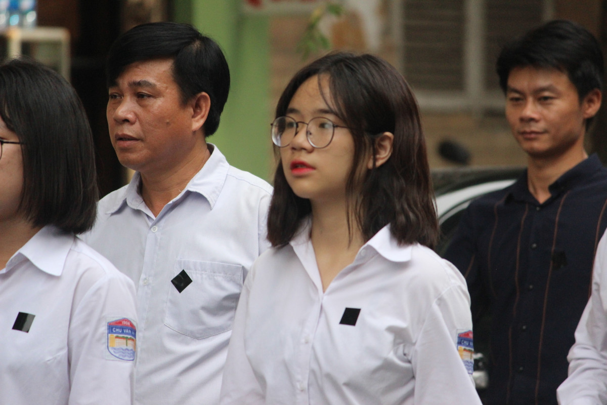 Hình ảnh đoàn học sinh trường THPT Chu Văn An (Hà Nội) đến viếng Chủ tịch nước.