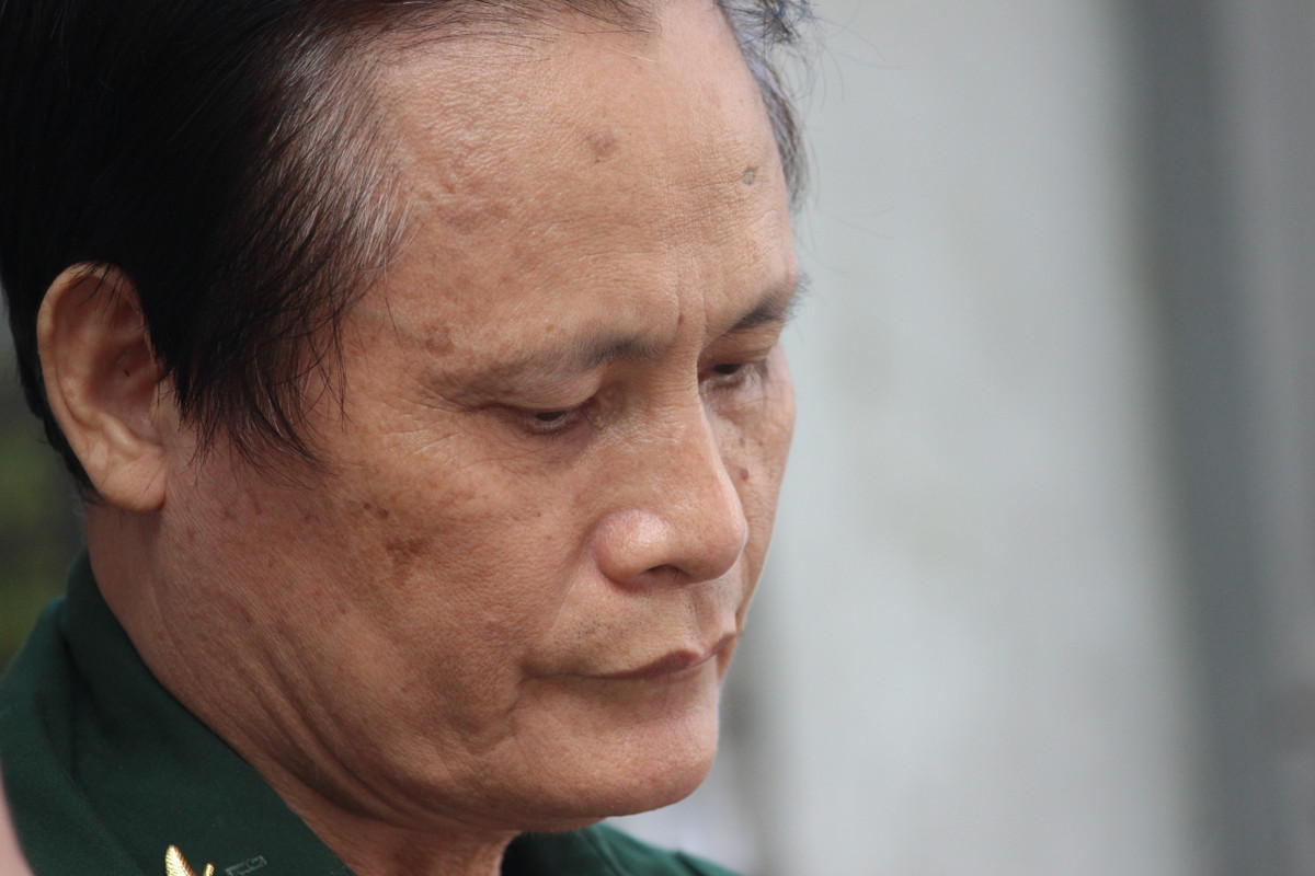 Ngồi trên xe lăn, đôi mắt của thương binh Nguyễn Lý (SN 1955) buồn rượi rượi.