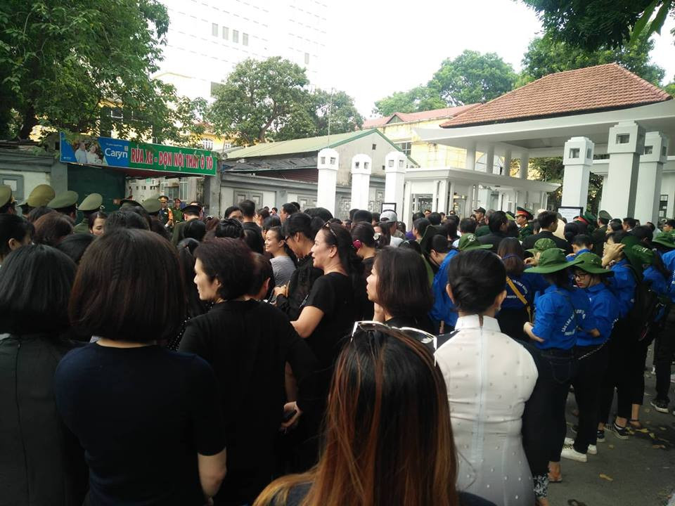 Mặc dù rất đông người xếp hàng vào viếng Chủ tịch nước Trần Đại Quang, nhưng mọi người đều giữ ý thức trật tự, tự giác xếp hàng.