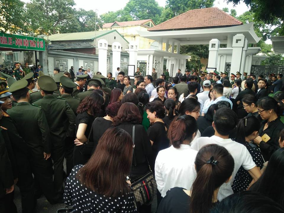 Nhân dân tập trung, xếp hàng đông trước cửa Nhà tang lễ để chờ đợi đến lượt vào viếng Chủ tịch nước Trần Đại Quang.