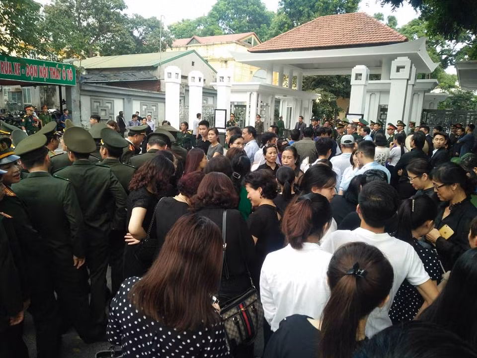 Nhân dân tập trung, xếp hàng đông trước cửa Nhà tang lễ để chờ đợi đến lượt vào viếng Chủ tịch nước Trần Đại Quang.