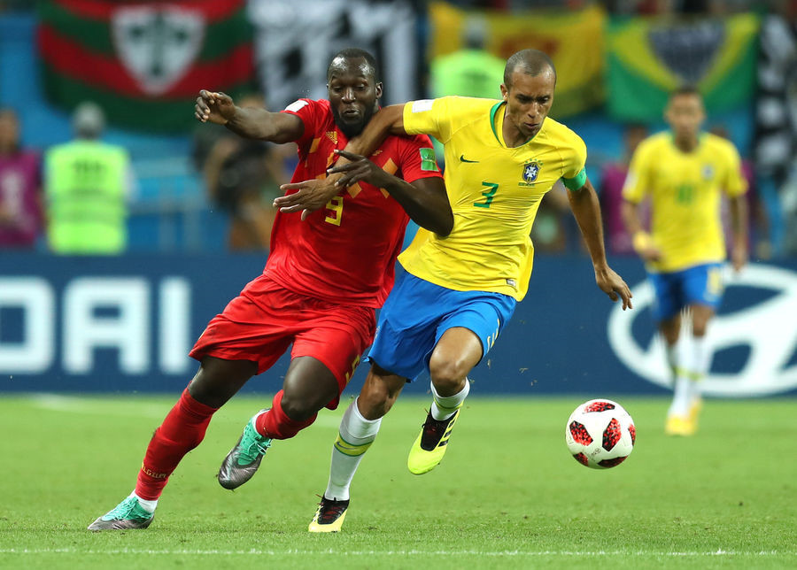 Trung vệ Joao Miranda (Brazil): Trong trận đấu vừa rồi, Miranda được giao nhiệm vụ theo kèm Romelu Lukaku tại World Cup 2018. Tuy nhiên, cũng giống như Fagner, Miranda thường xuyên là người bị bỏ lại trong những pha phản công của Bỉ khi không thể hạn chế được tốc độ và sức mạnh kinh hoàng của tiền đạo đang thi đấu cho Man United.