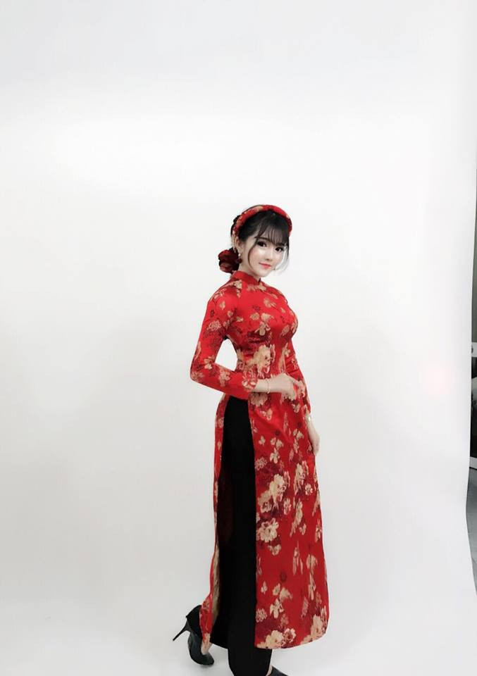 Tú Uyên sở hữu thân hình hoàn hảo, đôi mắt to tròn, làn da trắng và nụ cười tỏa nắng.