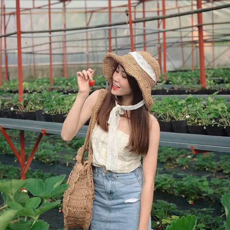 Cô nàng từng ghi dấu ấn trong lòng khán giả yêu thích phim ngắn khi thủ vai “phản diện” trong phim ngắn triệu views nổi tiếng đình .đám “Em là của anh đừng của ai”.