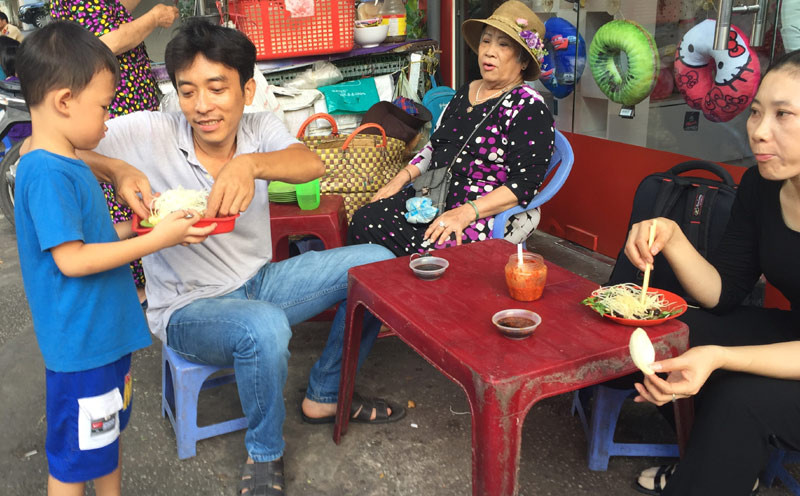 Cậu bé bê đồ ăn cho khách.