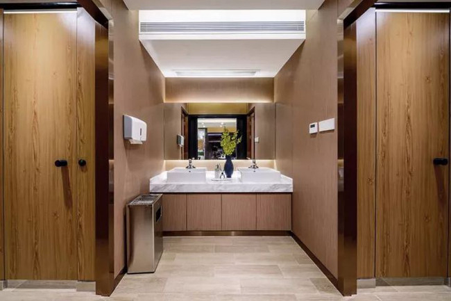 Phòng vệ sinh được trang trí bằng hoa tươi, thiết kế đẹp mắt không kém gì các khách sạn hạng sang.