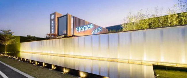 Nhìn từ ngoài, tòa nhà chẳng khác nào một biệt thự đắt tiền và siêu hiện đại