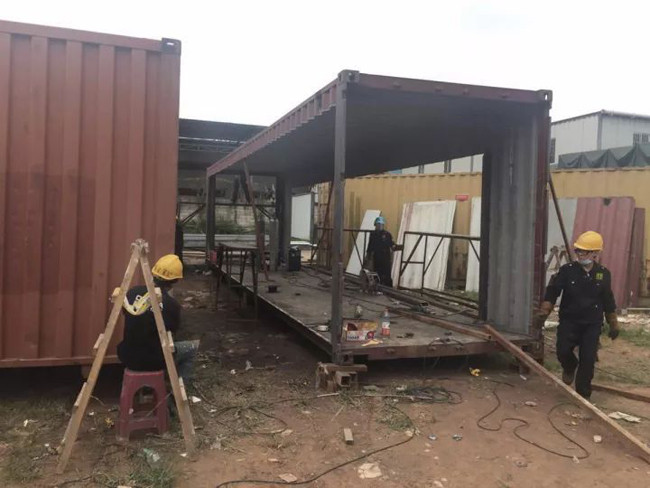 Lớp sơn cũ được loại bỏ, mài nhẵn và sửa chữa phục hồi