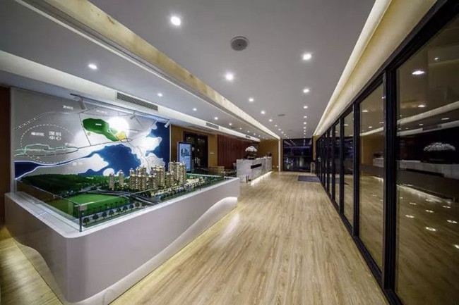 Lớp cửa kính trải dài và loạt đèn trần chiếu sáng tạo hiệu quả nới rộng không gian.