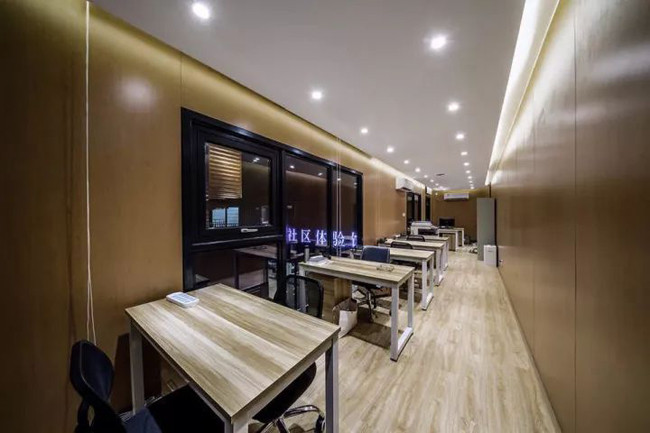 Không gian trong nhà sử dụng màu gỗ làm tông màu chủ đạo. Tầng 2 là văn phòng làm việc của đội ngũ bán hàng.