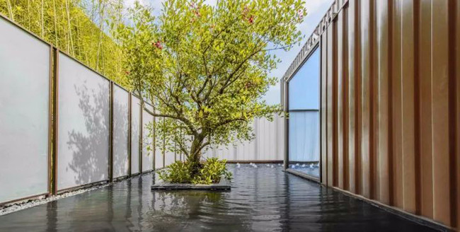 Hồ nước được xen kẽ giữa các khu nhà, vừa tạo dấu ấn thiên nhiên vừa giúp hạ nhiệt trong những ngày mùa hè oi bức.