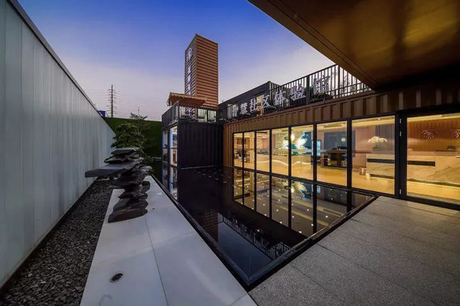 Tòa nhà tuyệt đẹp sau khi được hoàn thành. Ít ai biết trước khi “lung linh” như hiện giờ, tòa nhà này từng chỉ là một chuỗi 8 chiếc container cũ kỹ và xấu xí.. Nơi này hiện được sử dụng làm trung tâm mua bán nhà đất.