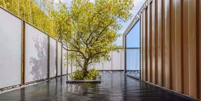 Hồ nước được xen kẽ giữa các khu nhà, vừa tạo dấu ấn thiên nhiên vừa giúp hạ nhiệt trong những ngày mùa hè oi bức.