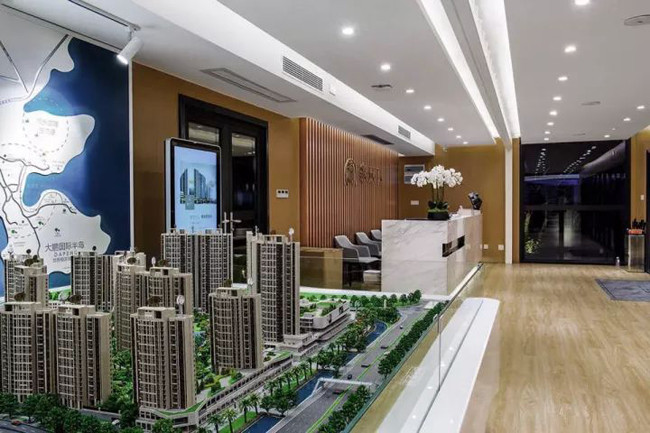 Phòng trưng bày với mô hình khu cao ốc đồ sộ