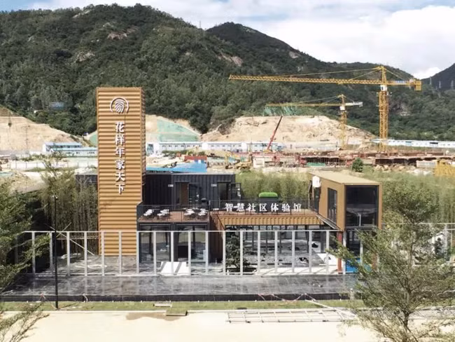 Các container được lắp ghép, sắp xếp theo bố cục mới để tạo ra khoảng không gian rộng rãi, đa dạng của tòa nhà văn phòng