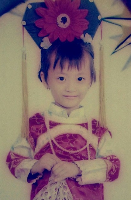 Nhiều màn "vào vai" khiến người xem bật cười của các cô cậu 9X lúc bé.