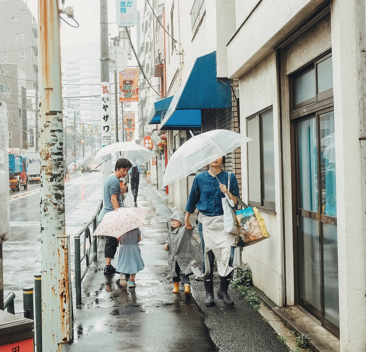 Đây là một trong những tấm ảnh được tác giả tâm đắc nhất, hình ảnh hai cô cậu bé tầm 3, 4 tuổi ba mẹ dắt đi ngược đường ngoái nhìn nhau trong một chiều mưa.