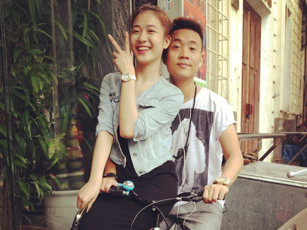 Tình yêu của hot girl Trâm Anh - JustaTee lên tới 5 năm gắn bó. Trâm Anh bắt đầu được chú ý sau tấm ảnh xinh xắn tại lễ bế giảng trường Phan Đình Phùng. Sau đó không lâu, thông tin cô nàng và nam ca sĩ JustaTee chính thức hẹn hò khiến fan rất thích thú.