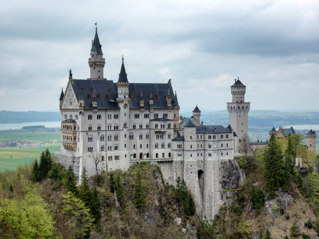 Lâu đài Neuschwanstein bởi Hoàng đế Ludwig II được xây dựng trên đỉnh một ngọn núi ở miền nam nước Đức. Nó là nguồn cảm hứng cho lâu đài Cinderella trong phim hoạt hình của hãng Disney. Lâu đài Neuschwanstein bởi Hoàng đế Ludwig II được xây dựng trên đỉnh một ngọn núi ở miền nam nước Đức. Nó là nguồn cảm hứng cho lâu đài Cinderella trong phim hoạt hình của hãng Disney.