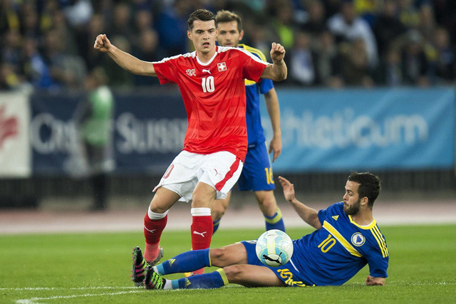 Xhaka (số 10) và đồng đội sẽ giành thắng lợi, dù chỉ với cách biệt tối thiểu.