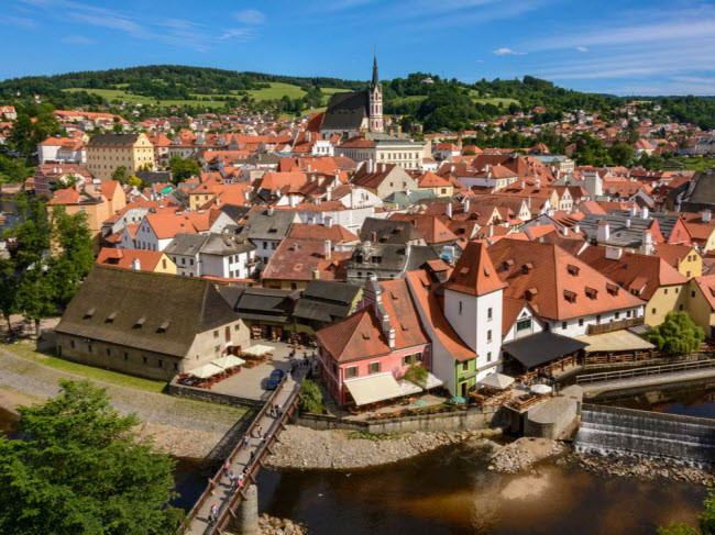 Gây ấn tượng với ngôi làng với những mái nhà màu đỏ, thành phố cổ Český Krumlov là điểm đến lý tưởng dành cho du khách thích những câu truyện cổ tích. Điểm đến hấp dẫn của thành phố là lâu đài nằm trên vách núi ven sông. Gây ấn tượng với ngôi làng với những mái nhà màu đỏ, thành phố cổ Český Krumlov là điểm đến lý tưởng dành cho du khách thích những câu truyện cổ tích. Điểm đến hấp dẫn của thành phố là lâu đài nằm trên vách núi ven sông.