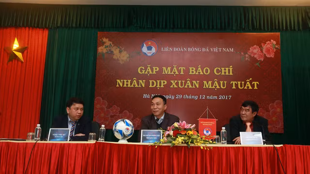 Ông Lê Hoài Anh (tổng thư ký VFF - bìa trái) cũng sẽ phải lựa chọn ở hẳn VFF hoặc trở về Tổng cục TDTT - Ảnh: NAM KHÁNH