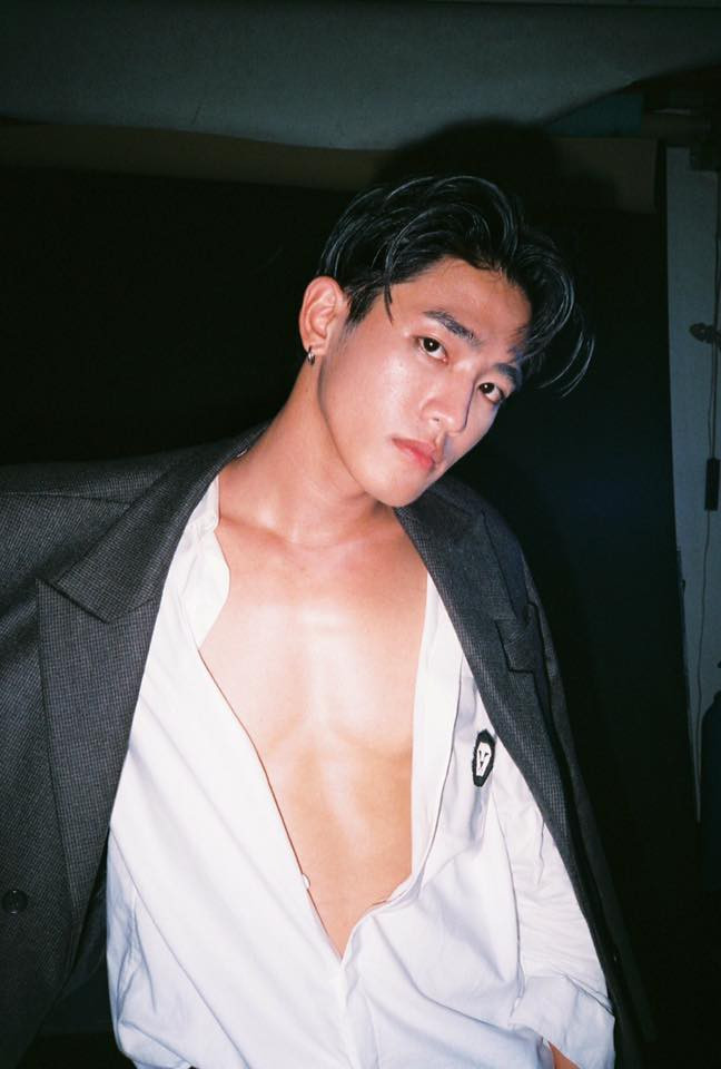 Áo sơ mi trắng phanh ngực, Áo sơ mi trắng phanh ngực,