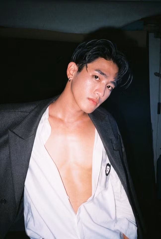 Áo sơ mi trắng phanh ngực,