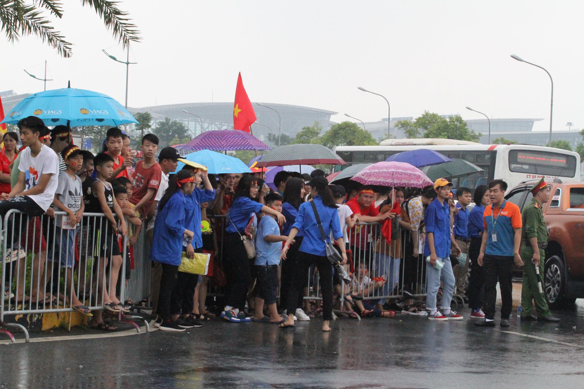 Mưa mỗi lúc một to, nhưng dòng người đổ về sân bay Nội Bài ngày một nhiều. Tinh thần và niềm tự hào dân tộc đã vượt qua mọi khoảng cách địa lý cũng như thời tiết.