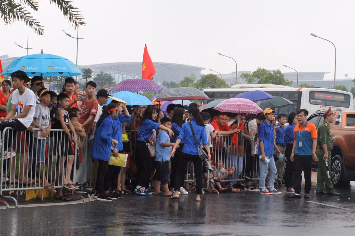 Mưa mỗi lúc một to, nhưng dòng người đổ về sân bay Nội Bài ngày một nhiều. Tinh thần và niềm tự hào dân tộc đã vượt qua mọi khoảng cách địa lý cũng như thời tiết.