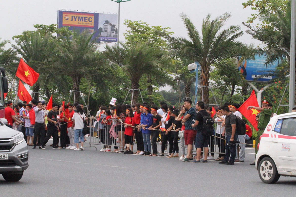 Sự có mặt của các chiến sĩ cảnh sát khiến các con đường ngay ngắn hơn, không bị lâm vào tình trạng CĐV tràn ra lòng đường.