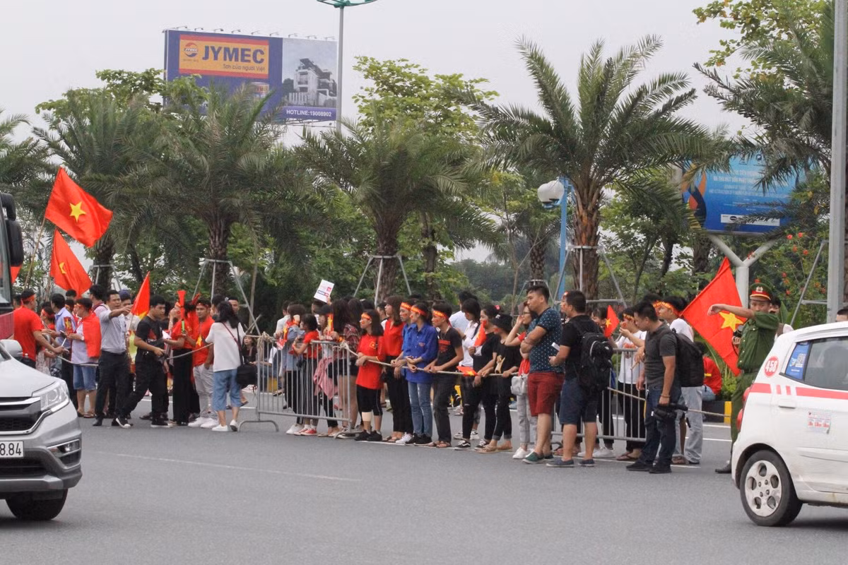 Sự có mặt của các chiến sĩ cảnh sát khiến các con đường ngay ngắn hơn, không bị lâm vào tình trạng CĐV tràn ra lòng đường.