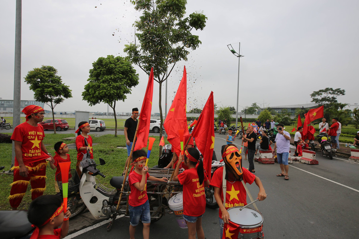 Đội NMH chào đón đội tuyển Olympic Việt Nam rất hùng hâu. Từ người già đến trẻ nhỏ, không phân biết giới tình tuổi tác. Mọi người mang trên mình màu áo của dân tộc và niềm tự hào lớn dành cho thể thao Việt Nam.