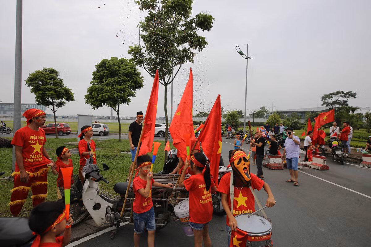 Đội NMH chào đón đội tuyển Olympic Việt Nam rất hùng hâu. Từ người già đến trẻ nhỏ, không phân biết giới tình tuổi tác. Mọi người mang trên mình màu áo của dân tộc và niềm tự hào lớn dành cho thể thao Việt Nam.