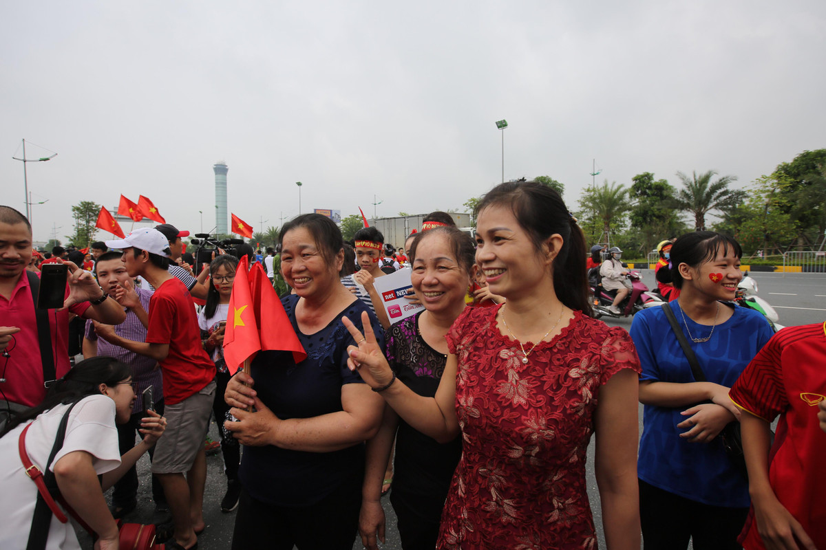 Người nhà của cầu thủ Duy Mạnh đã có mặt rất sớm ở sân bay Nội Bài