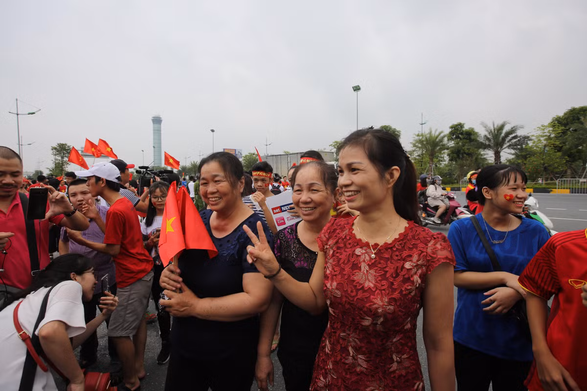 Người nhà của cầu thủ Duy Mạnh đã có mặt rất sớm ở sân bay Nội Bài