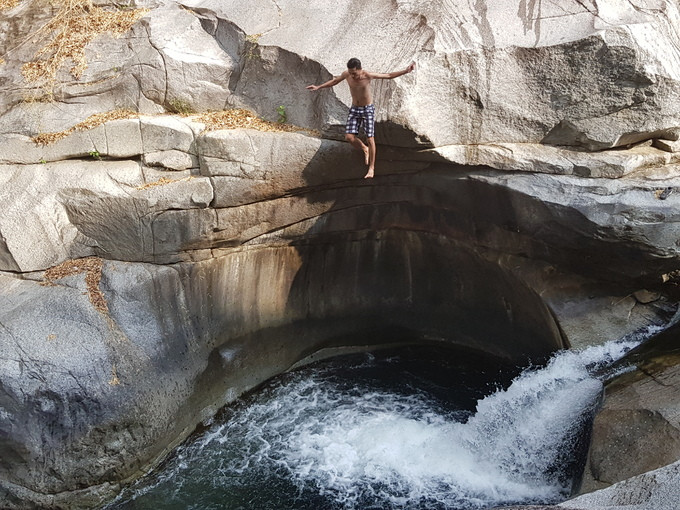 Bạn sẽ có cảm giác khoan khoái khi được nhảy xuống hồ nước mát rượi, những dòng nước tuôn xuống ầm ào. Để an toàn, bạn có thể mang theo áo phao và tận hưởng.