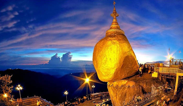  Hòn đá thiêng bằng vàng này có tên là Golden rock, nhìn từ xa trông nó như đang sắp rơi xuống, nhưng nó vẫn đứng vững suốt hàng nghìn năm qua. Điều đáng nói là điểm tiếp xúc với hòn đá chỉ vỏn vẹn có 78cm, trong khi hòn đá thì cao gần 7m với kích thước rất to.