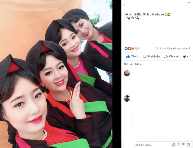 Các cô gái mặc áo tứ thân, chít khăn mỏ quạ được dân mạng quan tâm. Ảnh chụp màn hình.