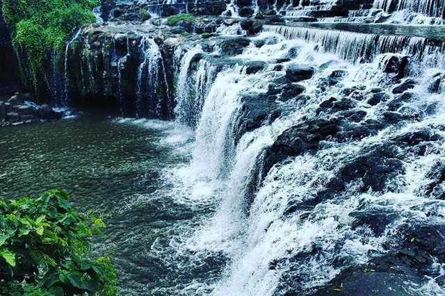 Thác Đá Hàn bao gồm 3 dòng thác: thác Chàng, thác Nàng, thác Đá Hàn. Theo truyền thuyết, ngày xưa đây là nơi người dân tộc Mạ sinh sống. Những đôi trai gái yêu nhau nhưng không được gia đình đồng ý, không nên duyên vợ chồng nên chọn cách gieo mình xuống dòng thác để bảo vệ tình yêu.
