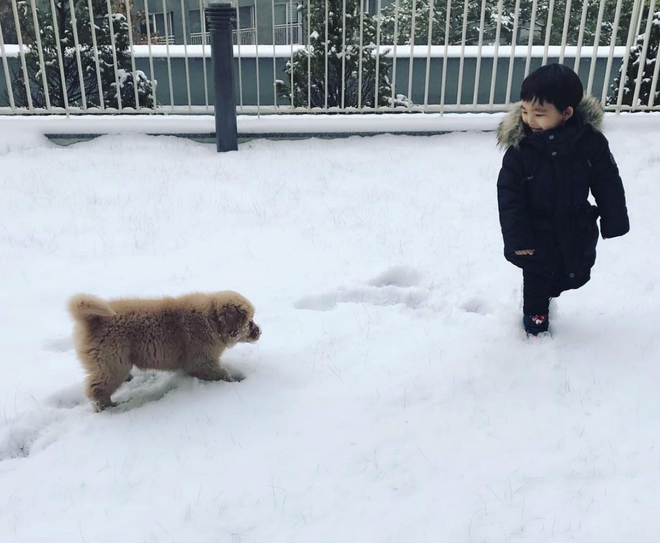 Khoảnh khắc hạnh phúc của đôi bạn nhỏ, nụ cười luôn trực sẵn trên môi