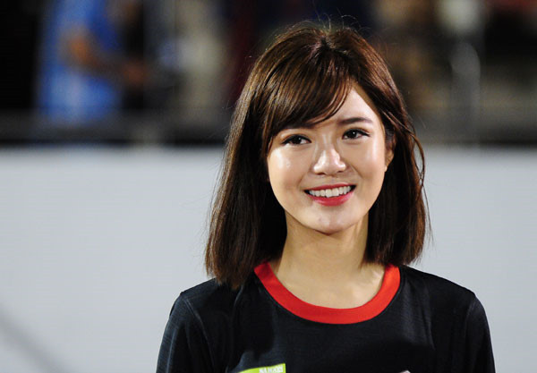 Tú Linh là cựu sinh viên Đại học Ngoại Thương Hà Nội. Sau đó, cô nàng du học tại Pháp. Mặc dù vậy, 9X thường xuyên có mặt ở Anh để xem trực tiếp các trận bóng có sự xuất hiện của "Quỷ". Hiện cô là BTV bóng đá cho một kênh truyền hình.