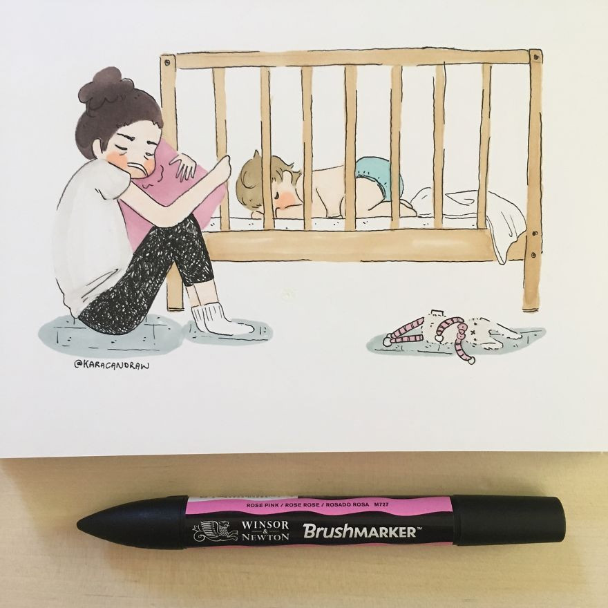 Hình ảnh xảy ra khi em bé khó ngủ vì mọc răng, nhưng mẹ vẫn muốn nghiêm khắc hoàn thành khóa học cho bé tự ngủ một mình.