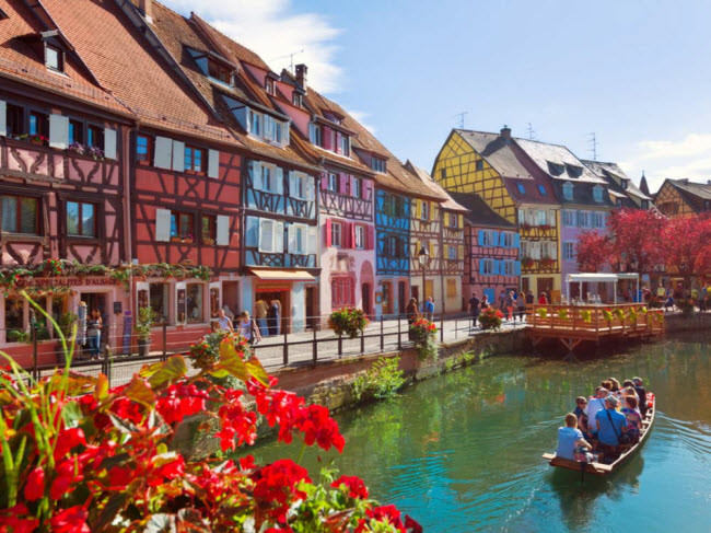 Thị trấn nhỏ ở vùng Alsace được coi là thành phố Venice thu nhỏ. Du khách có thể bắt gặp những chiếc thuyền di chuyển chậm rãi dưới dòng kênh cùng các tòa nhà nhiều sắc màu và đường phố lát đá cuội học hai bên bờ.
